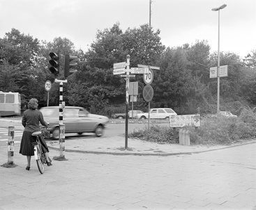 884355 Gezicht op een fietspad met stoplichten bij de Ds. Martin Luther Kinglaan te Utrecht, met centraal een paal met ...